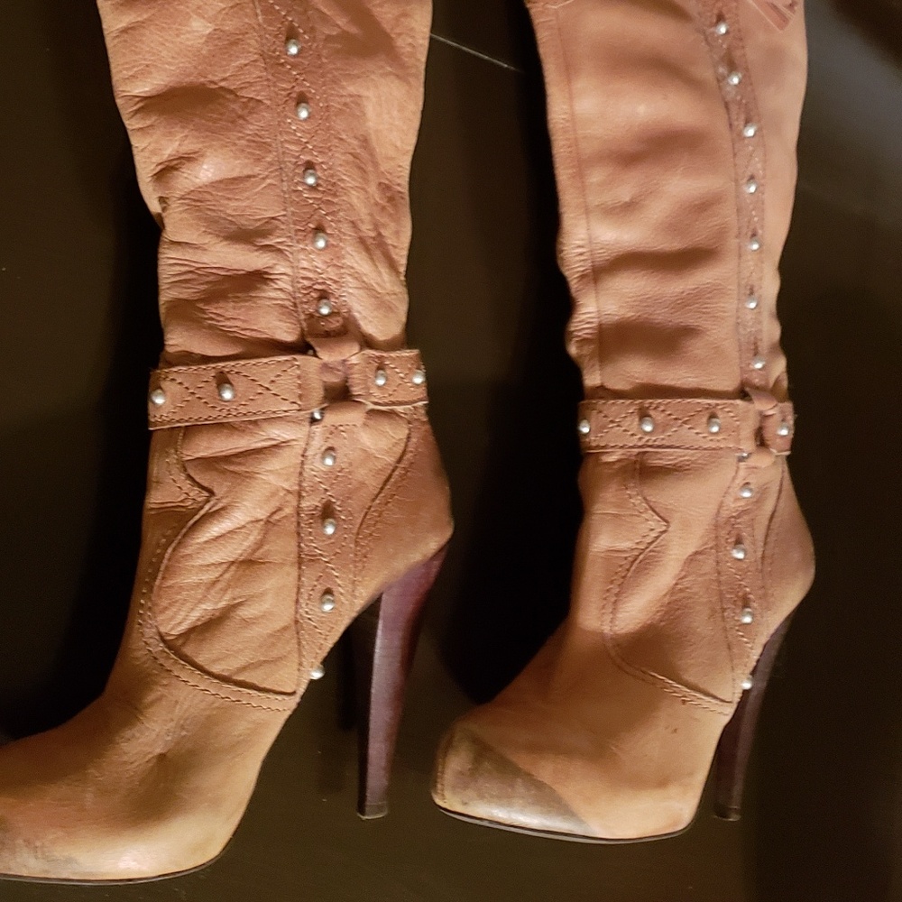 Knee lenght boots
